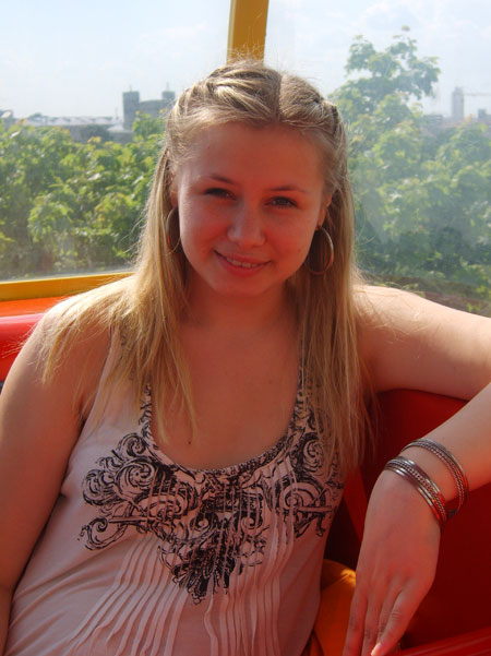 woman phones - ukrainianscammers.com